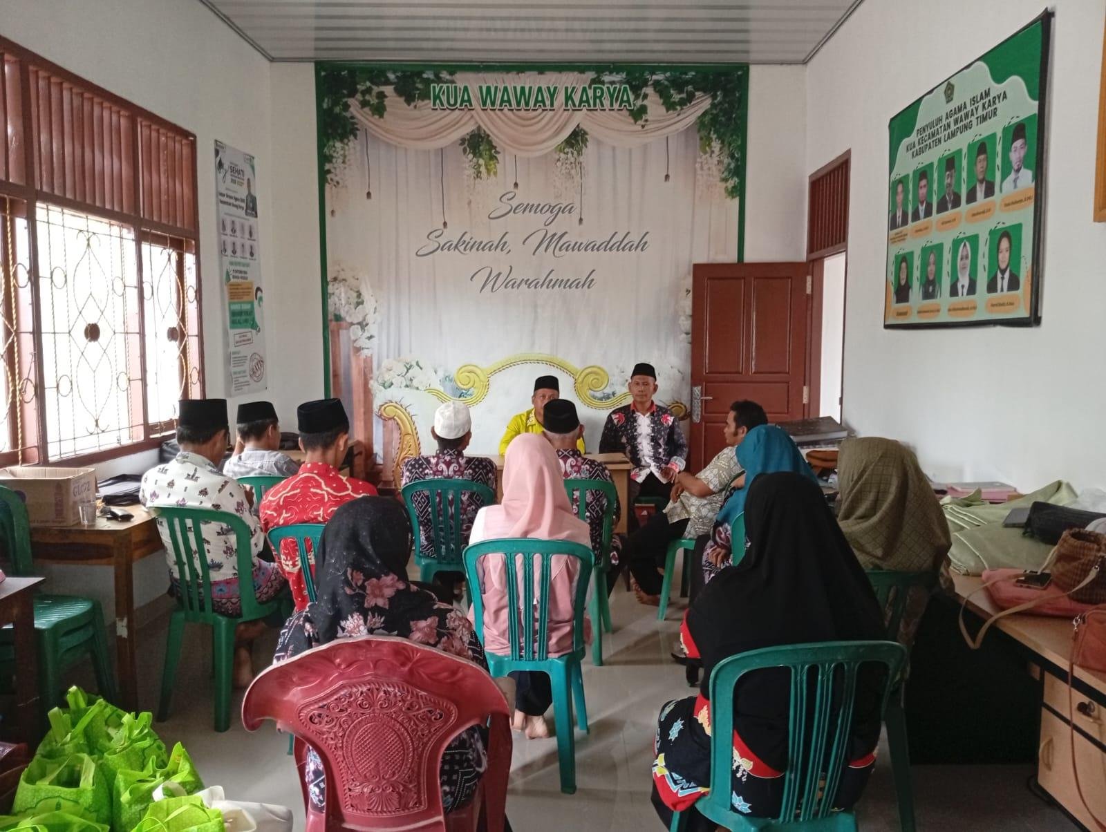 Rakor Bulanan KUA Waway Karya: Evaluasi Kinerja dan Pembagian THR 