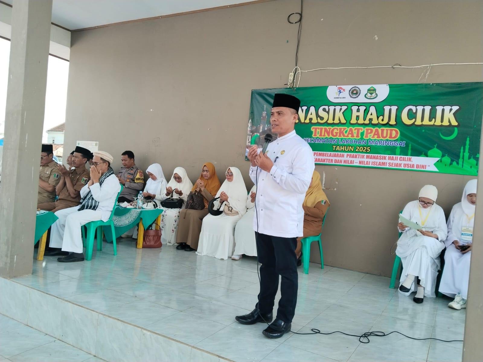 Penghulu KUA Labuhan Maringgai Pimpin Doa di Manasik Haji Cilik Muara Gading Mas
