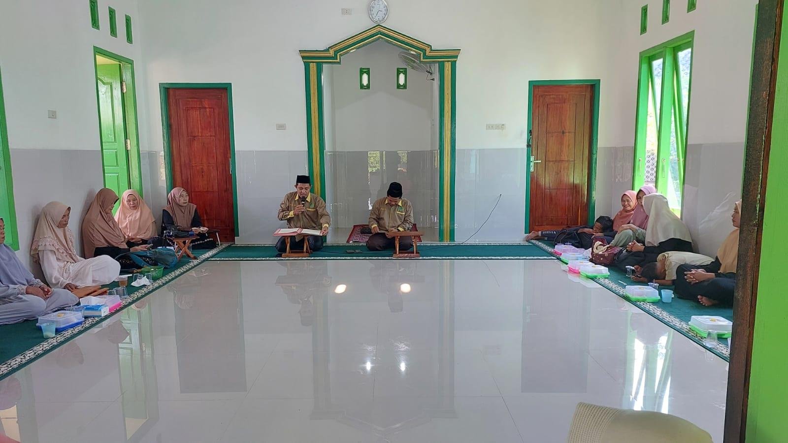 Penyuluh Agama Islam Ibrahim Muher Pimpin Doa Khotimil Quran di Majelis Taklim Raudlatul Hidayah