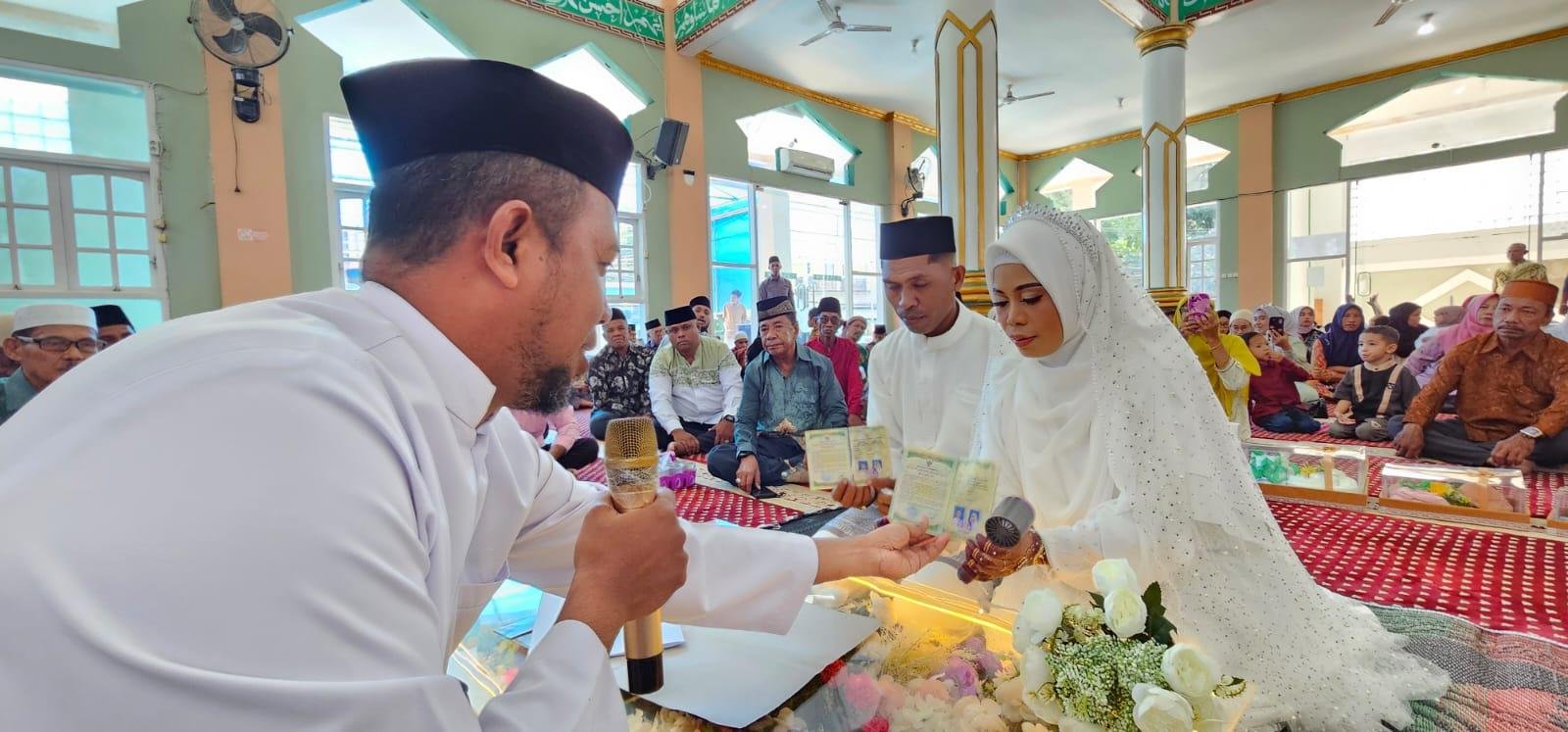 Kepala KUA Distrik Fakfak Hadir di Masjid Al Munawarah Dalam Proses Pencatatan Nikah