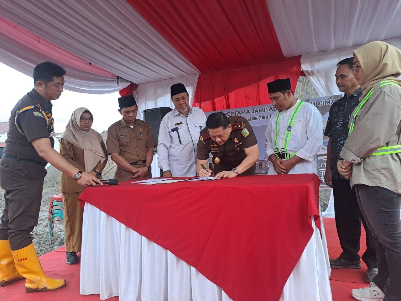 Kepala KUA Sungai Pinang Kota Samarinda Pimpin Proses Ikrar Wakaf Tanah  Bapak  Kejaksaan Tinggi Kaltim ( Dr. Iman Wijaya,SH.MH)  