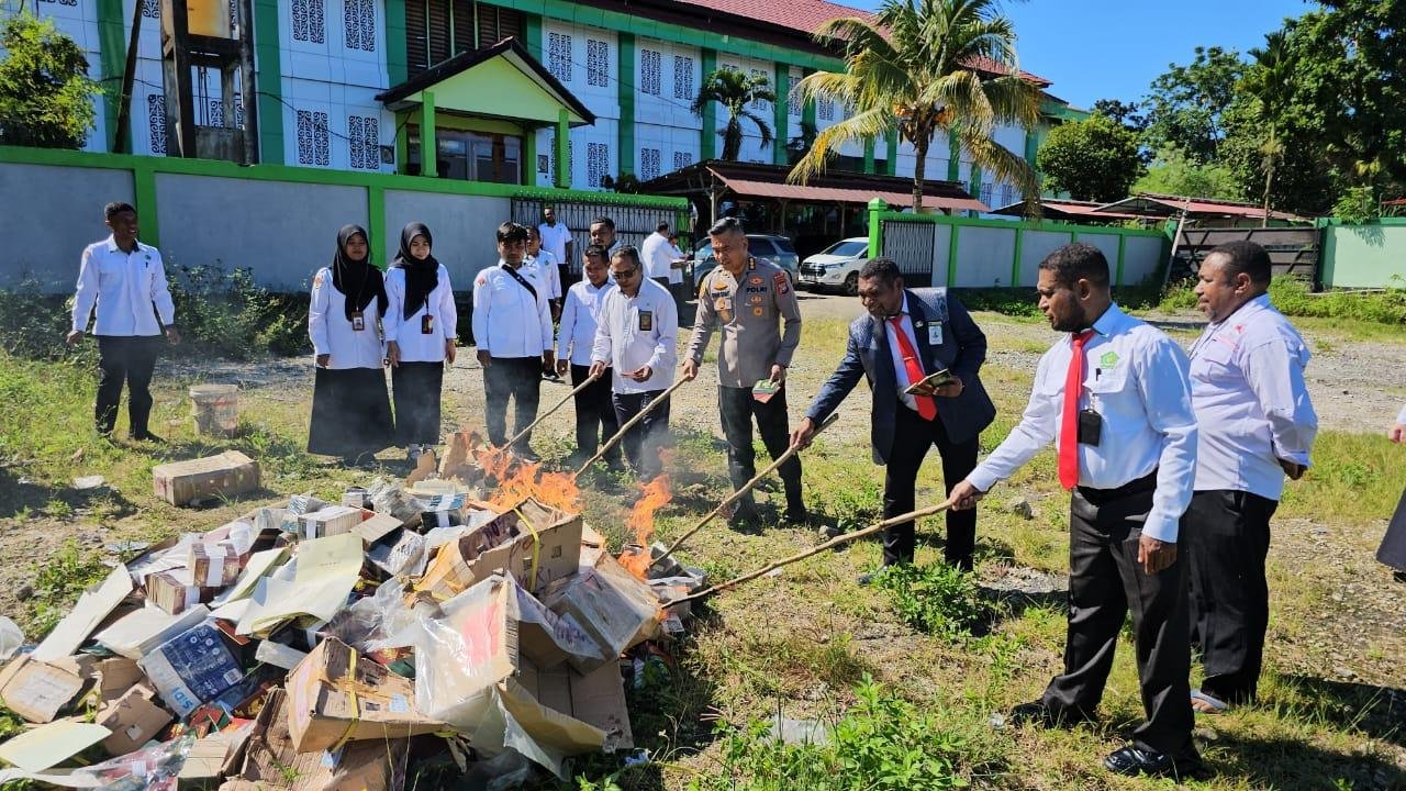 Bidang Haji & Bimas Islam Kanwil Kementerian Agama Papua Barat Musnahkan Buku Nikah yang Tidak Digunakan