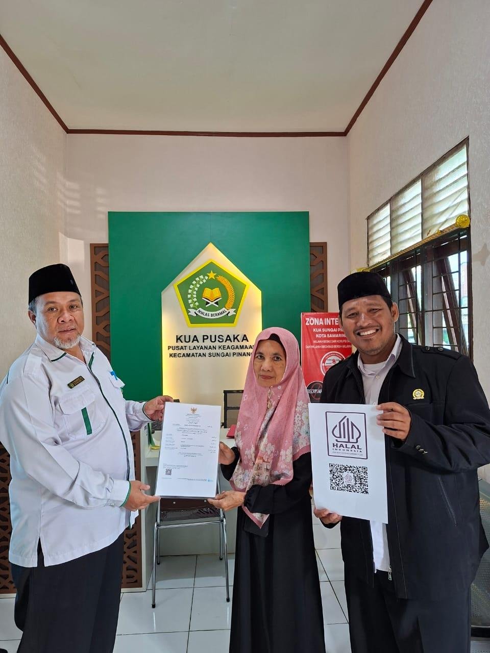 Kepala KUA Kecamatan Sungai Pinang  di Dampingi Penyuluh Agama Islam Serahkan Sertifikat Halal Kepada Pelaku Usaha 