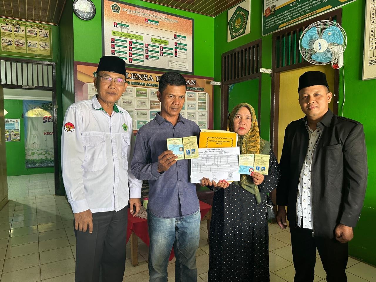 Hasil Sidang Isbat Terpadu, Kepala KUA Sekampung Udik Serahkan Dokumen Resmi