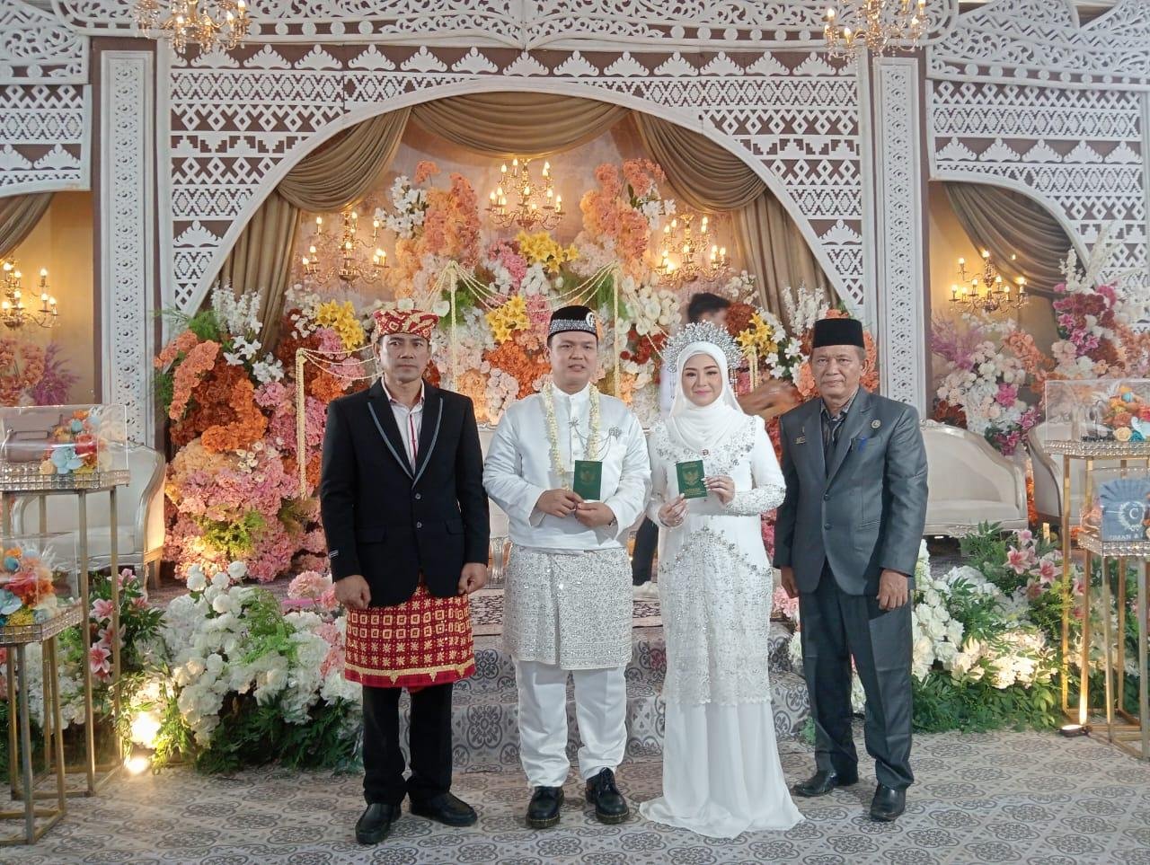 Pernikahan Putri & Oman di Panengahan, Gubernur Lampung dan Ketua DPW PAN Jadi Saksi
