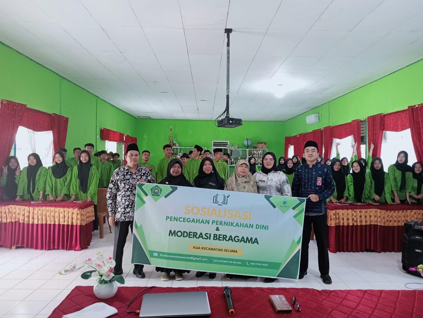 Cegah Pernikahan Dini, Penghulu KUA Seluma Melakukan Sosialisasi di SMAN 1 Seluma