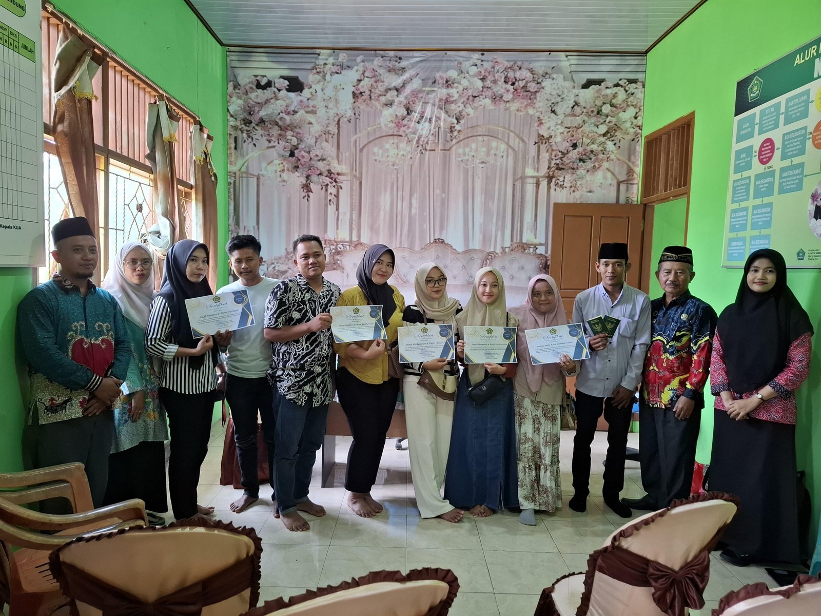 KUA Gunung Pelindung Serahkan Buku Nikah Pasca Isbat Terpadu