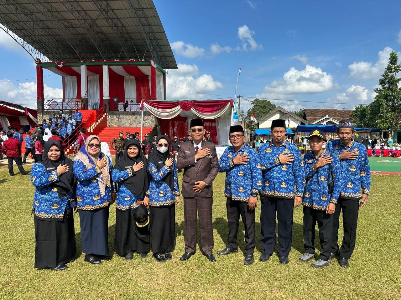 Keluarga KUA Sekampung Udik Hadiri Upacara HUT RI ke-80 di Lapangan Merdeka