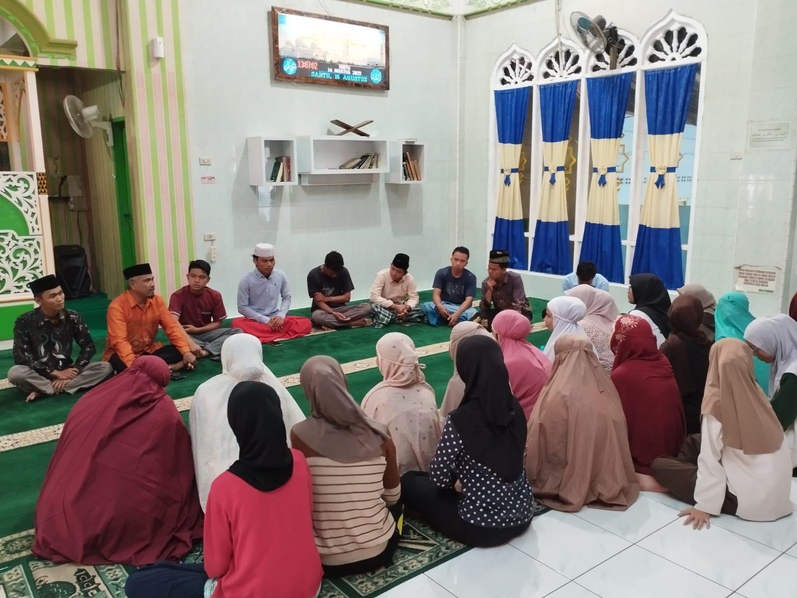 Kepala KUA Tigabinanga Berikan Penguatan Program Keagamaan Kepada Mahasiswa KKN UINSU 