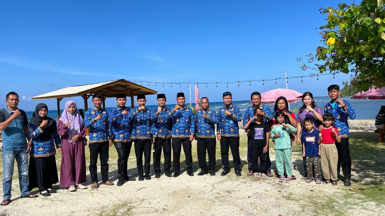 Hangatkan kebersamaan, KUA Tuhemberua Gelar Makan Bersama di Pantai Ture Dowi Usai Upacara HUT RI ke-80