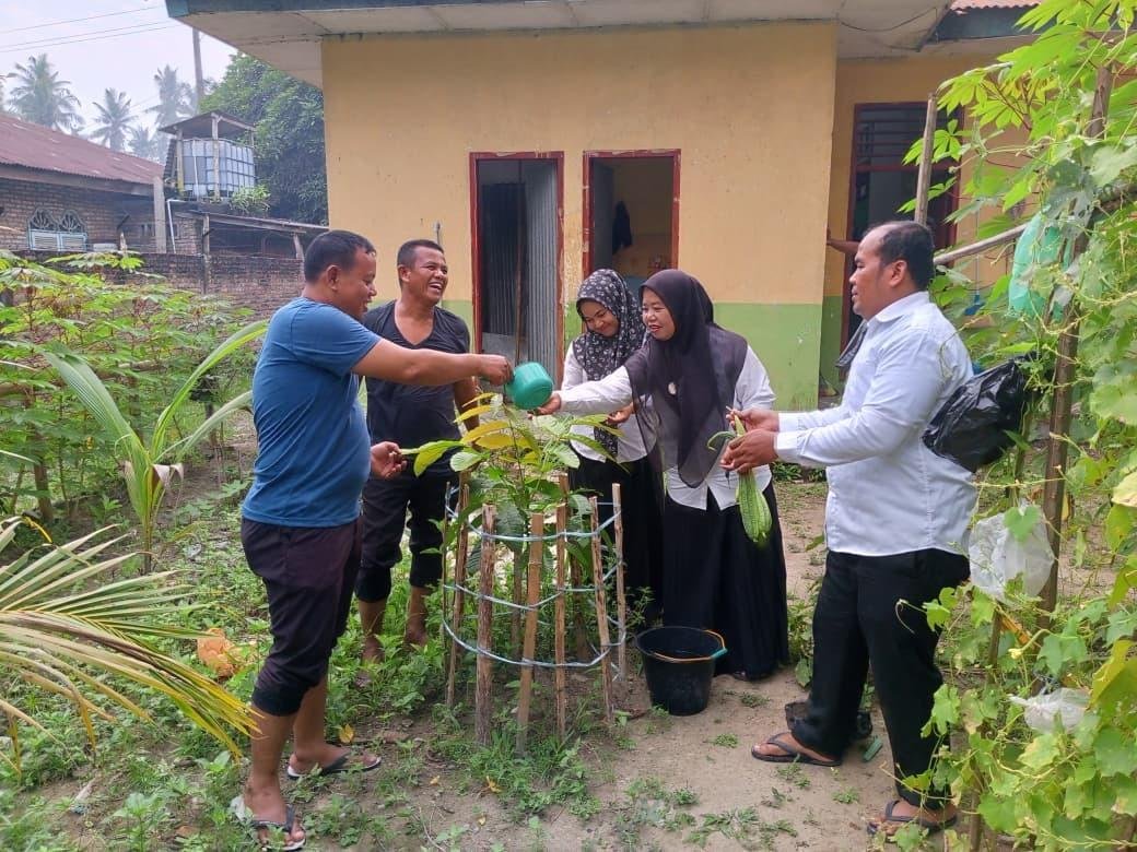 Staf KUA Bandar Khalifah Terapkan Implementasi Ekoteologi dalam Pelayanan, Menindaklanjuti Gagasan Menteri Agama RI