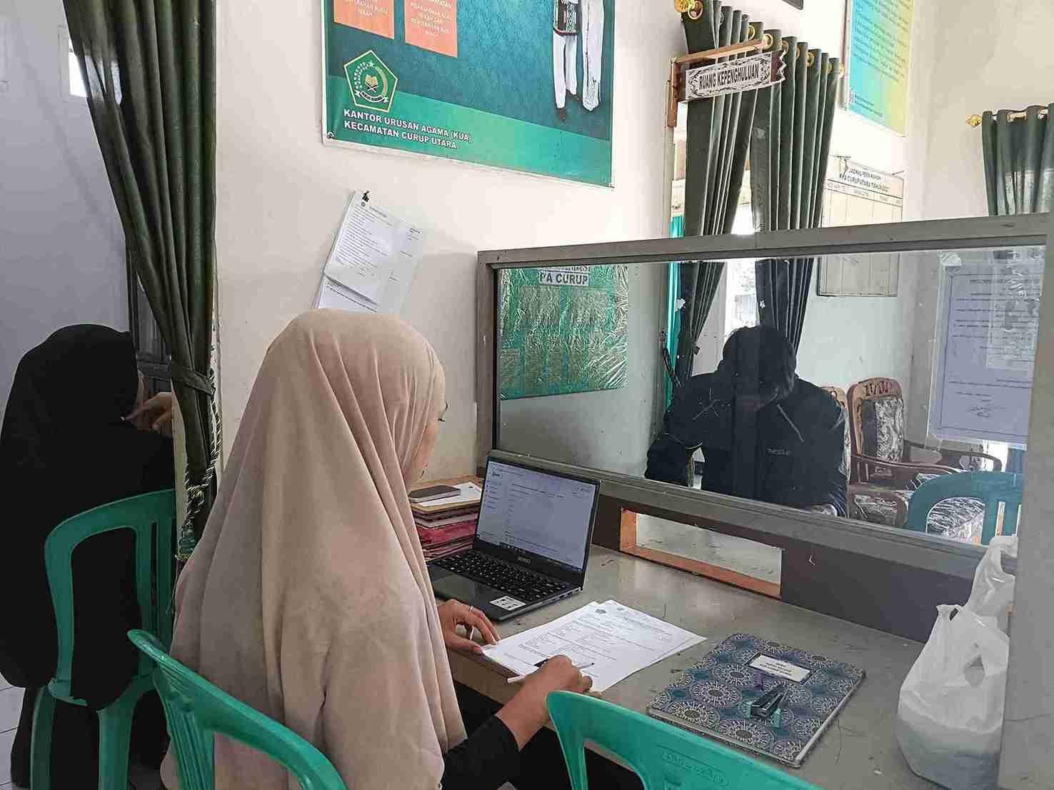 Teliti dan Profesional, PAI KUA Curup Utara Periksa Berkas Pembuatan Rekomendasi Nikah