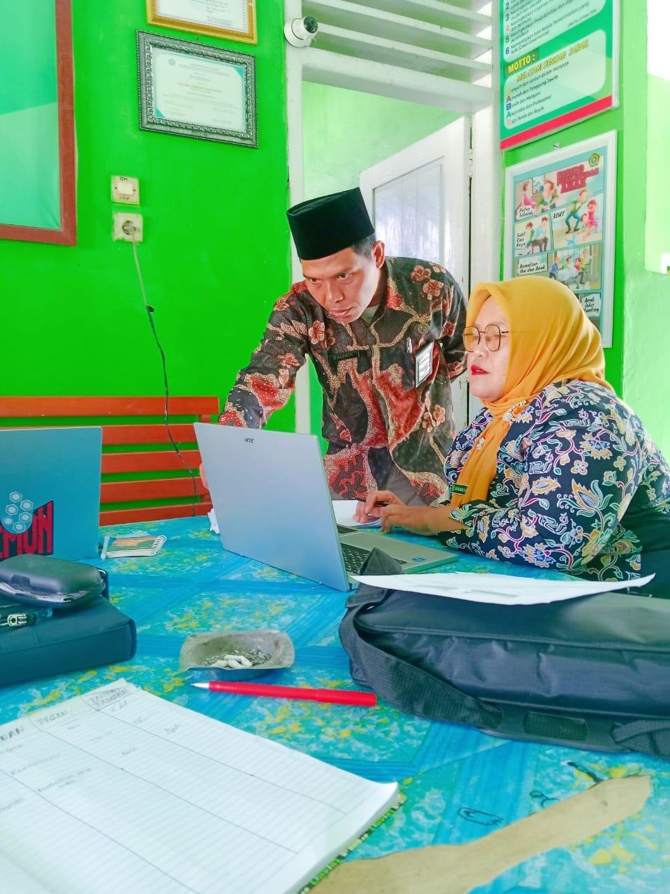 Kepala KUA Semidang Alas Maras Berikan Bimbingan Teknis Sistem Informasi Manajemen Masjid (SIMAS) kepada Penyuluh