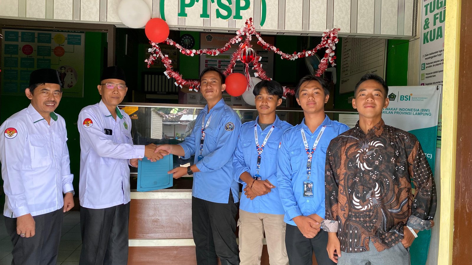 KUA Sekampung Udik Apresiasi Mahasiswa PKL Muhammadiyah, Serahkan Dokumen Penilaian