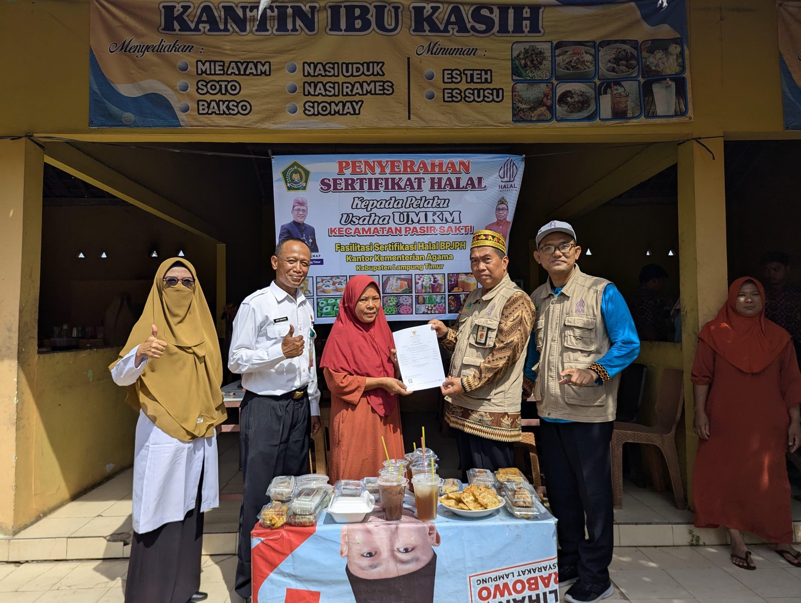 Penyerahan Sertifikat Halal kepada 7 Pelaku Usaha UMKM di SMAN 1 Pasir Sakti