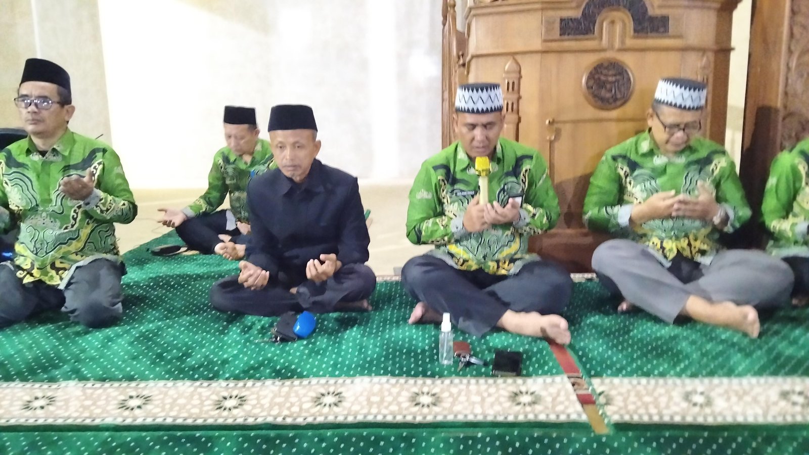 Khidmat dan Haru: Kepala KUA Labuhan Ratu Pimpin Doa Pemberangkatan Jamaah Haji Kloter 28