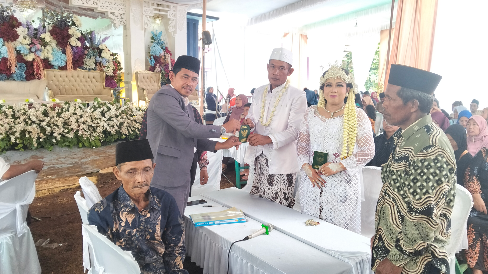Penghulu KUA Sekampung Udik Pimpin Pencatatan Nikah di Desa Toba, Terima Taukil Wali Nasab