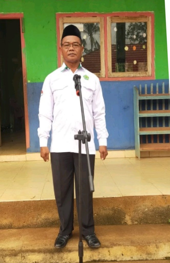 Kepala KUA Sungkai Tengah jadi pembina upacara peringatan hari guru ke 79 tahun 2024