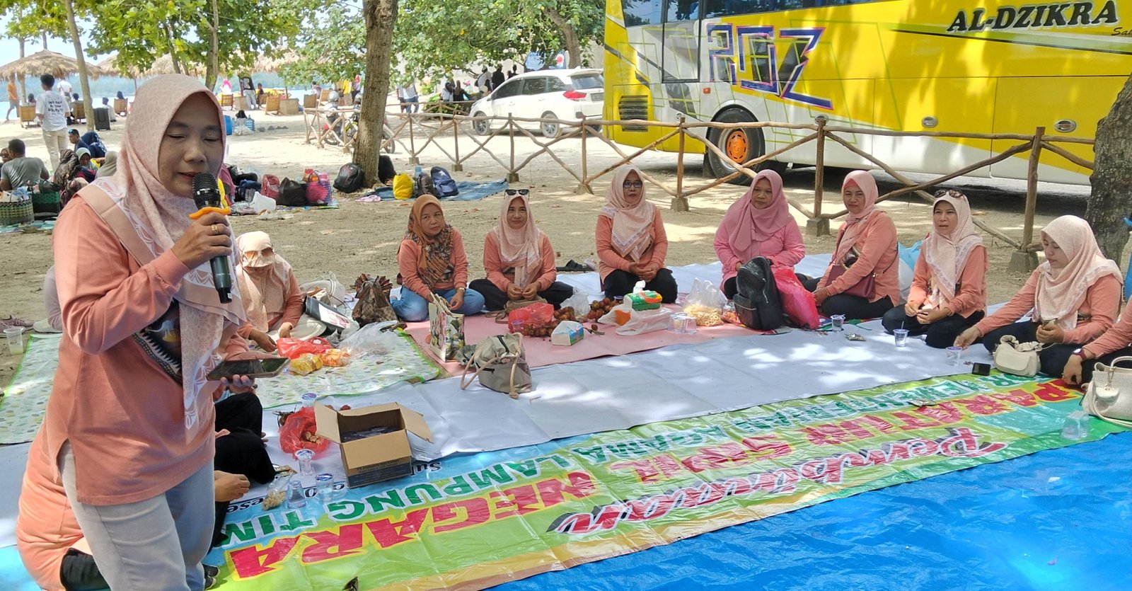 Family Gathering DWP Kemenag Lampung Timur di Pantai Aruna Meriah