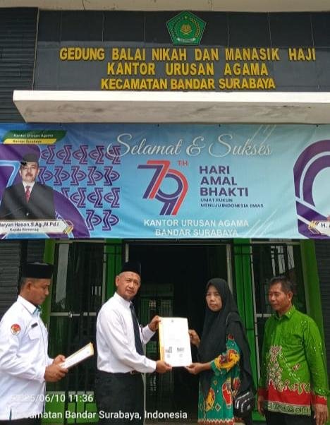 Penyerahan Salinan Akta Ikrar Wakaf Tanah untuk SLB Yayasan Srikandi di Bandar Surabaya