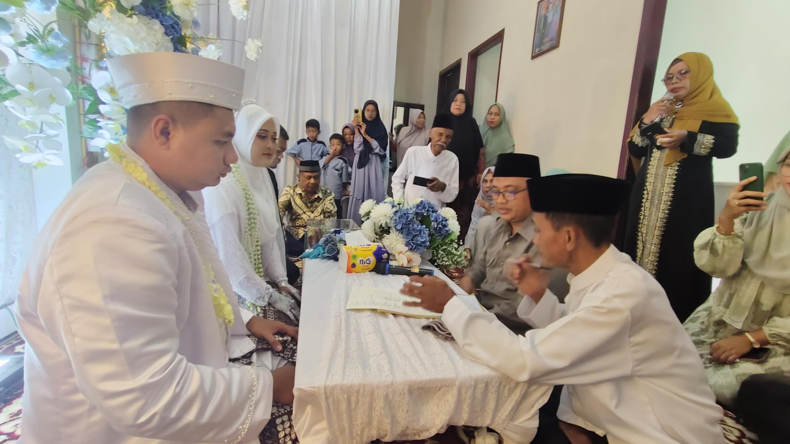 Penghulu KUA Distrik Aimas Didampingi Sejumlah Penghulu dalam Pelaksanaan Akad Nikah 