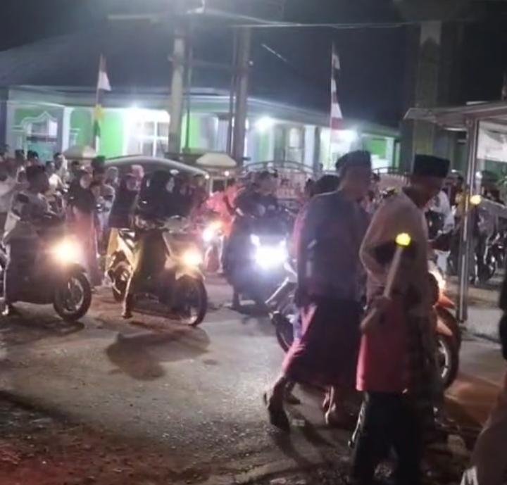 Kepala KUA Sekampung Meriahkan Pawai Obor Muharram Bersama Warga Rajabasa Bandar Lampung