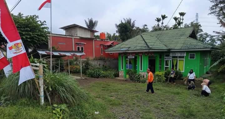 Sambut HUT ke-80 RI, KUA Sindang Kelingi Gelar Gotong Royong Bersihkan Lingkungan