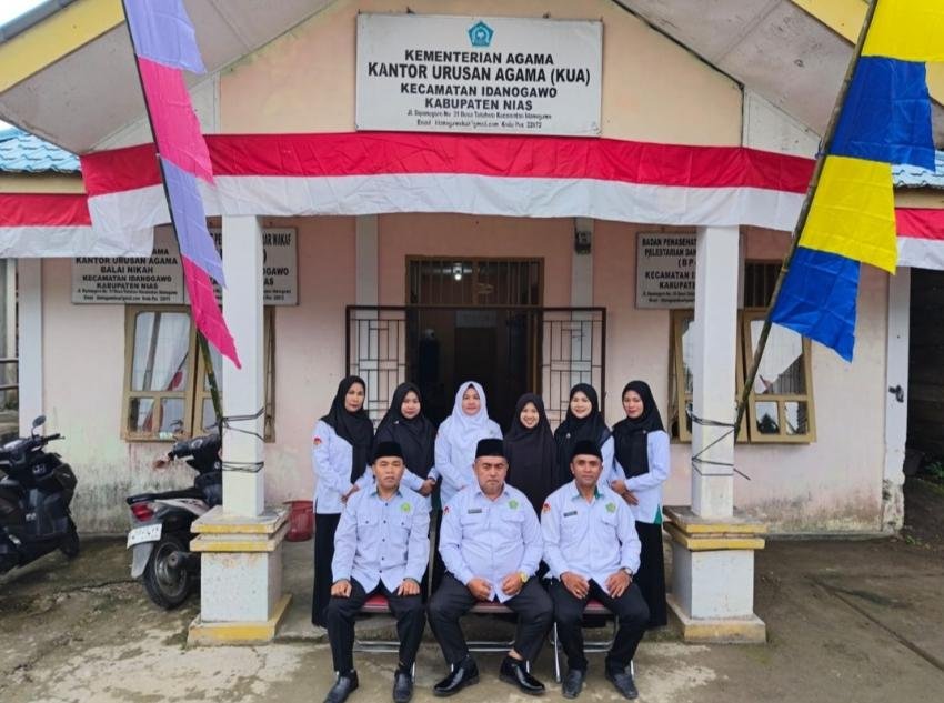 ASN KUA Idanogawo Pasang Umbul-Umbul Sambut HUT ke-80 Kemerdekaan RI