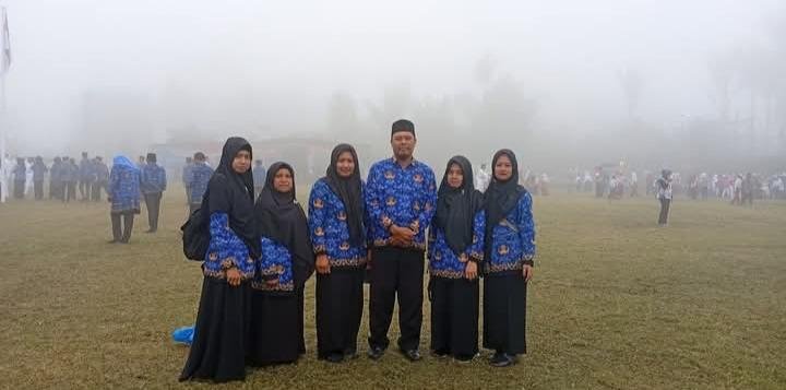 Semarak HUT RI ke-80, KUA Sindang Kelingi Hadiri Upacara di Kampung Moderasi Beragama