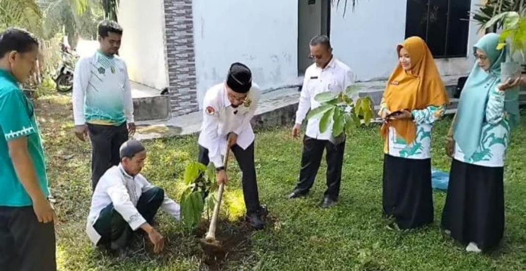 KUA Kec. Sentajo Raya Sukseskan Program Penanaman 1 Juta Pohon Matoa Kementerian Agama