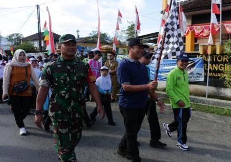 Semarak HUT ke-80 RI, KUA Karangkobar Jalan Sehat Bersama Forkompimcam dan Ribuan Warga