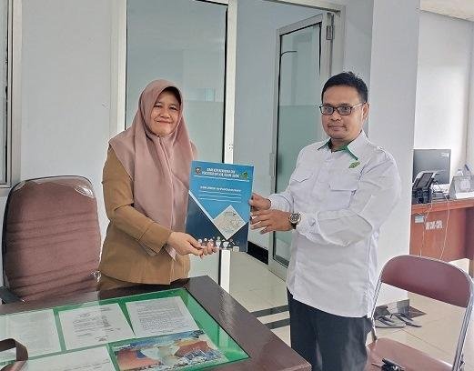 Kepala KUA Curup Tengah Terima Kartu Keluarga dan KTP Pasangan Pengantin Baru