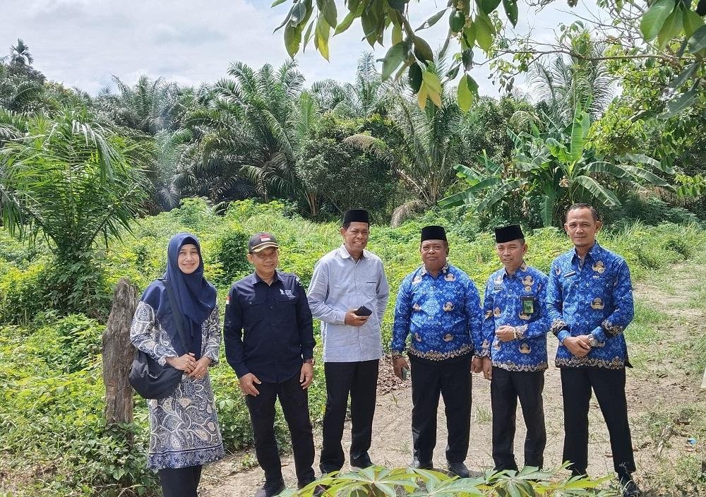 Ka. KUA Bandar Petalangan Dampingi Kabid Urais Kanwil Kemenag Riau Tinjau Lokasi Rencana Pembangunan SBSN KUA