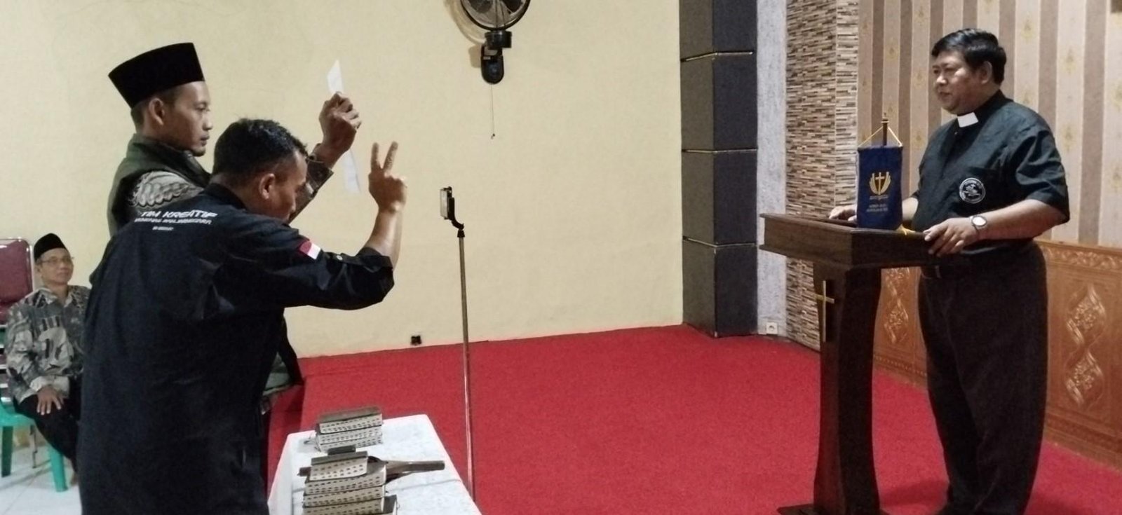 Toleransi Lintas Iman Terukir:  KUA Mandiraja Shooting Film Moderasi Beragama di Gereja Somawangi
