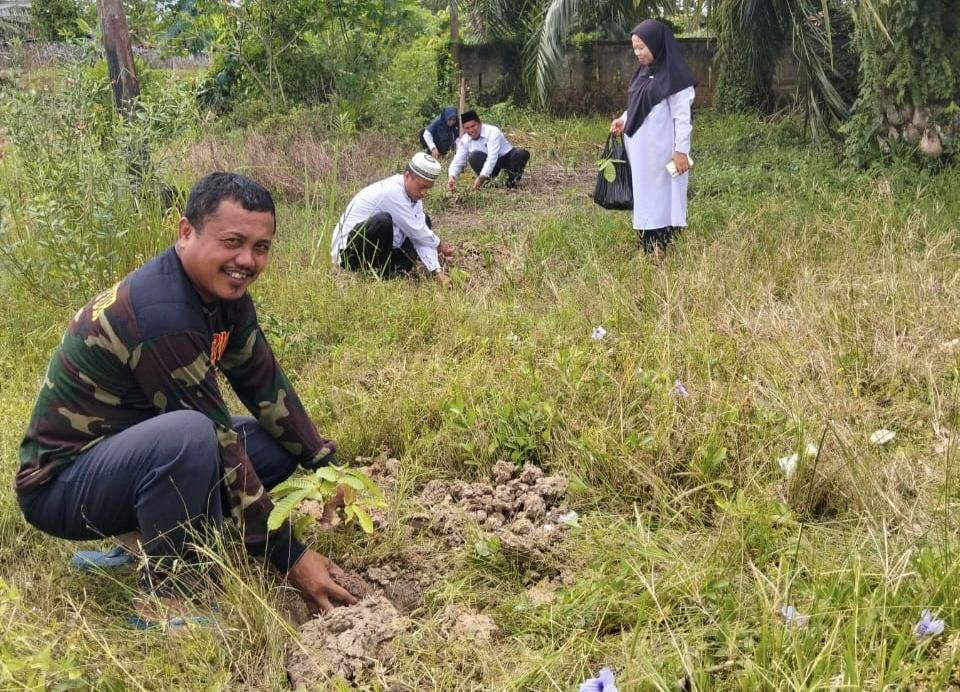 Ka. KUA Bangko Pusako Laksanakan Gerakan Penanaman 1 Juta Pohon Matoa