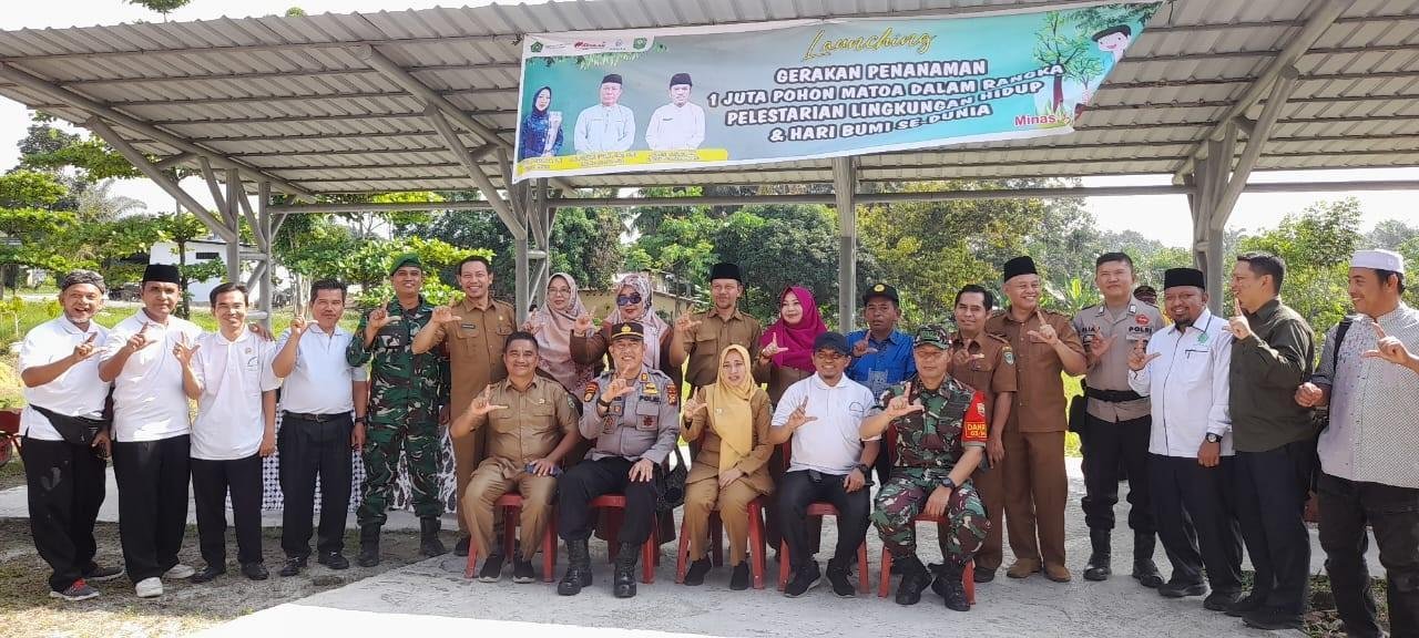 Ka. KUA Minas Sukseskan Gerakan Penanaman 1 Juta Pohon Matoa