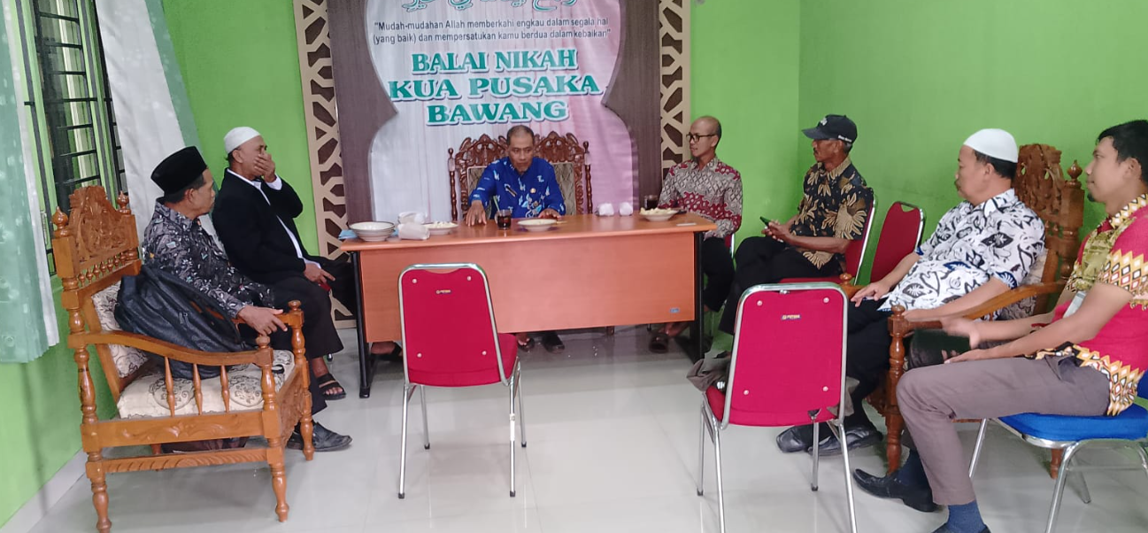 KUA Kecamatan Bawang Sosialisasikan Kewajiban Kehadiran Catin dan Wali kepada Kasi Pelayanan Desa