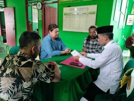 Pot. Kepala KUA Mataram Baru Pandu Ikrar Islam Catharina 