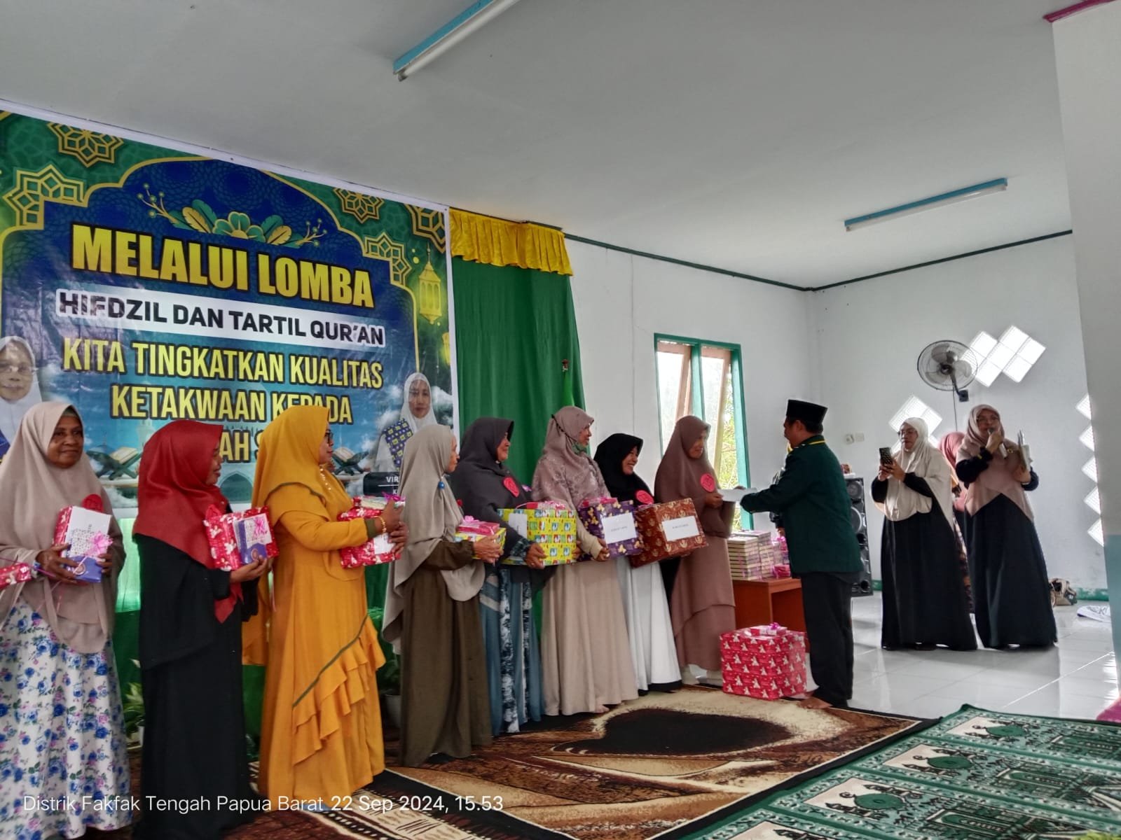 Lomba Hifdzil dan Tartil Qur'an Resmi di Tutup, Kepala KUA Menyerahkan Hadiah