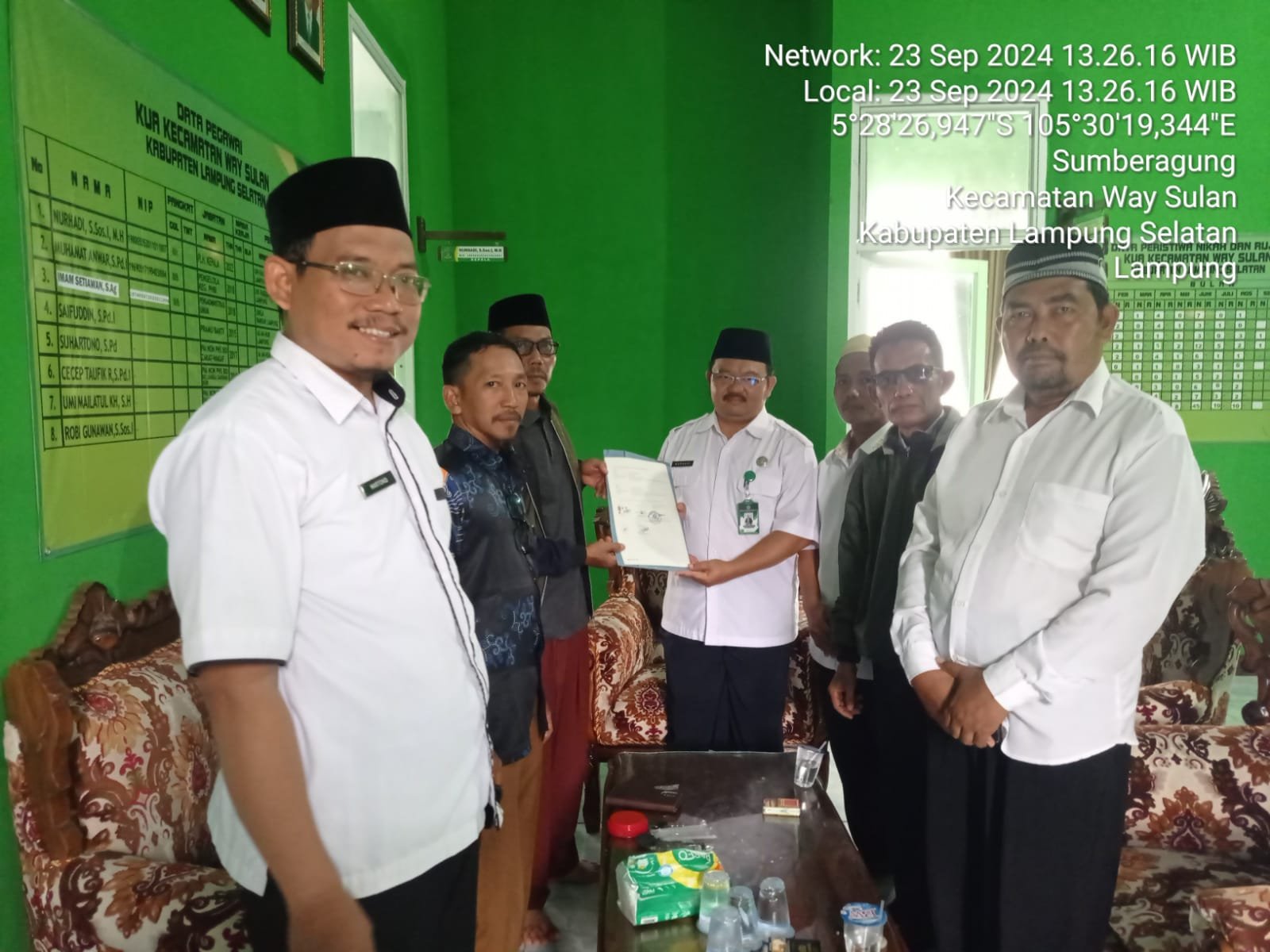 Kepala KUA Kec. Way Sulan Serahkan Akta Ikrar Wakaf (AIW)