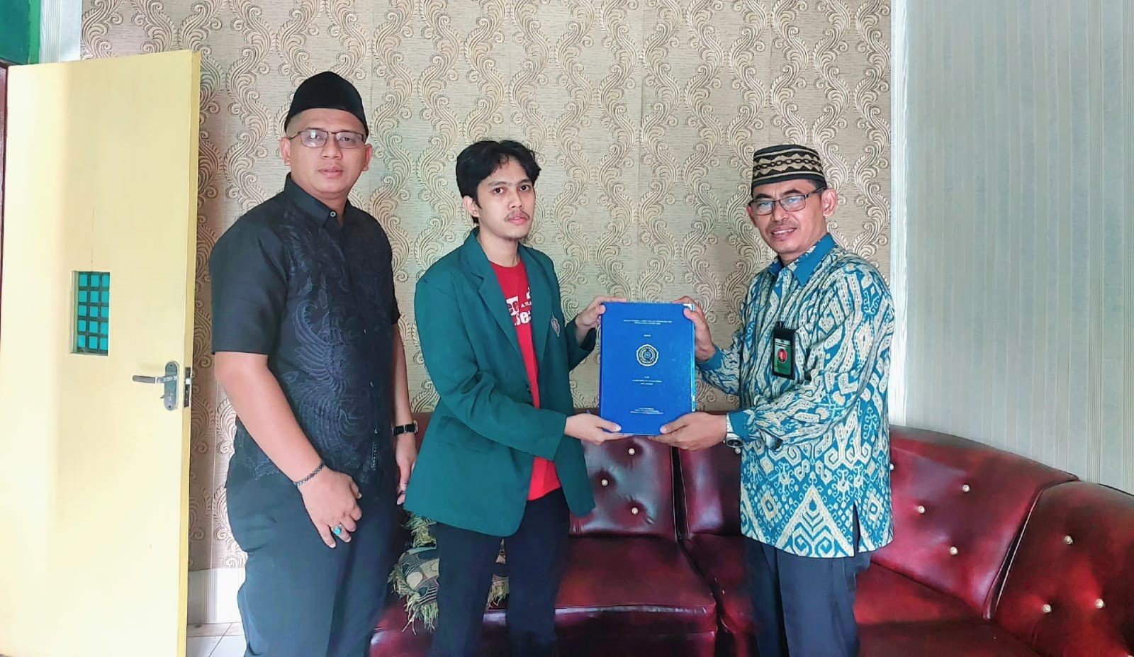LAKUKAN PENELTIAN DI KUA KECAMATAN SEKAMPUNG UDIK ,  MAHASISWA BERIKAN 1 SKRIPSI PADA KUA