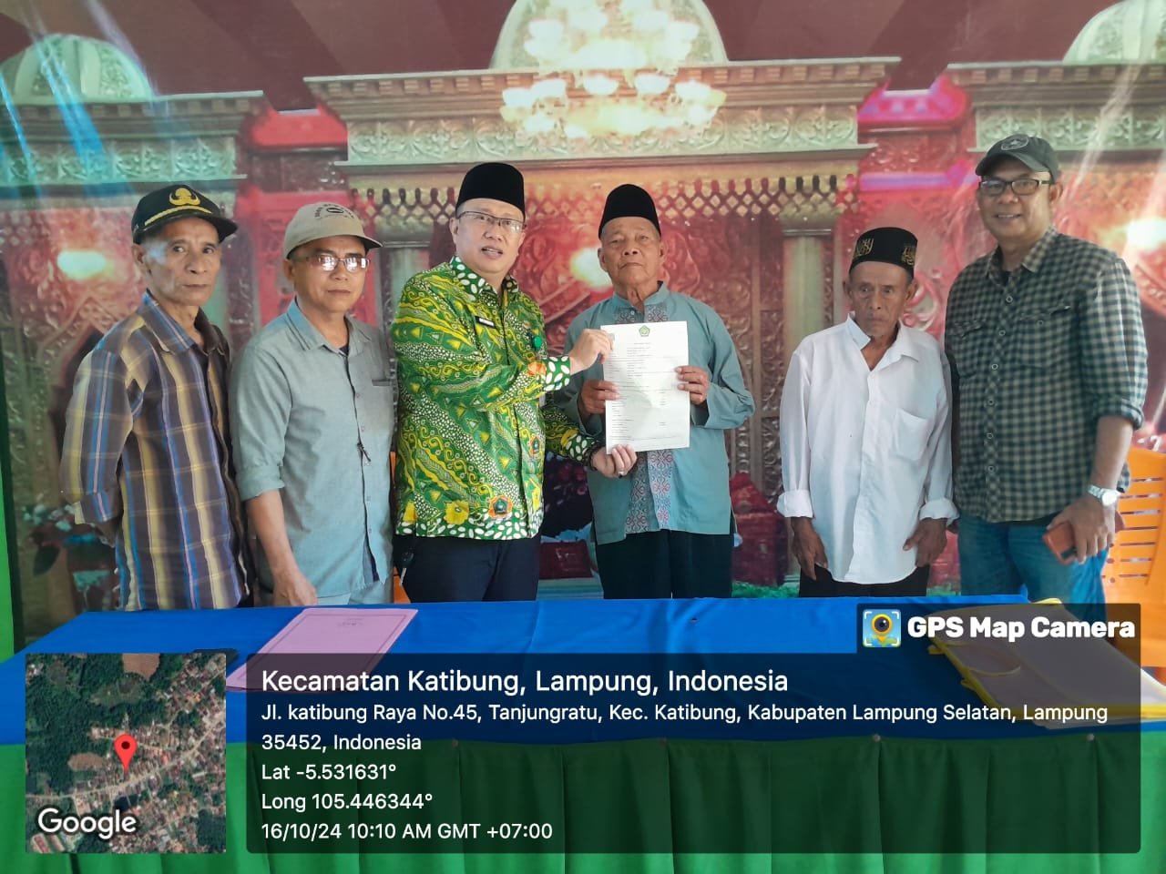 Kepala KUA Katibung Serahkan Akta Ikrar Wakaf untuk Pembangunan Masjid Jami' Al Hikmah Desa Tanjung Ratu