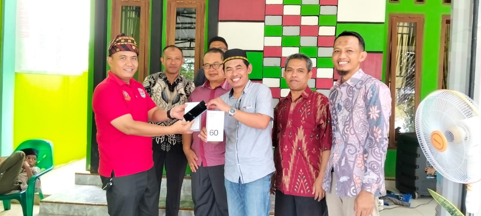 Penghulu KUA Sekampung Udik Terproduktif Website, Terima Hadiah Ponsel