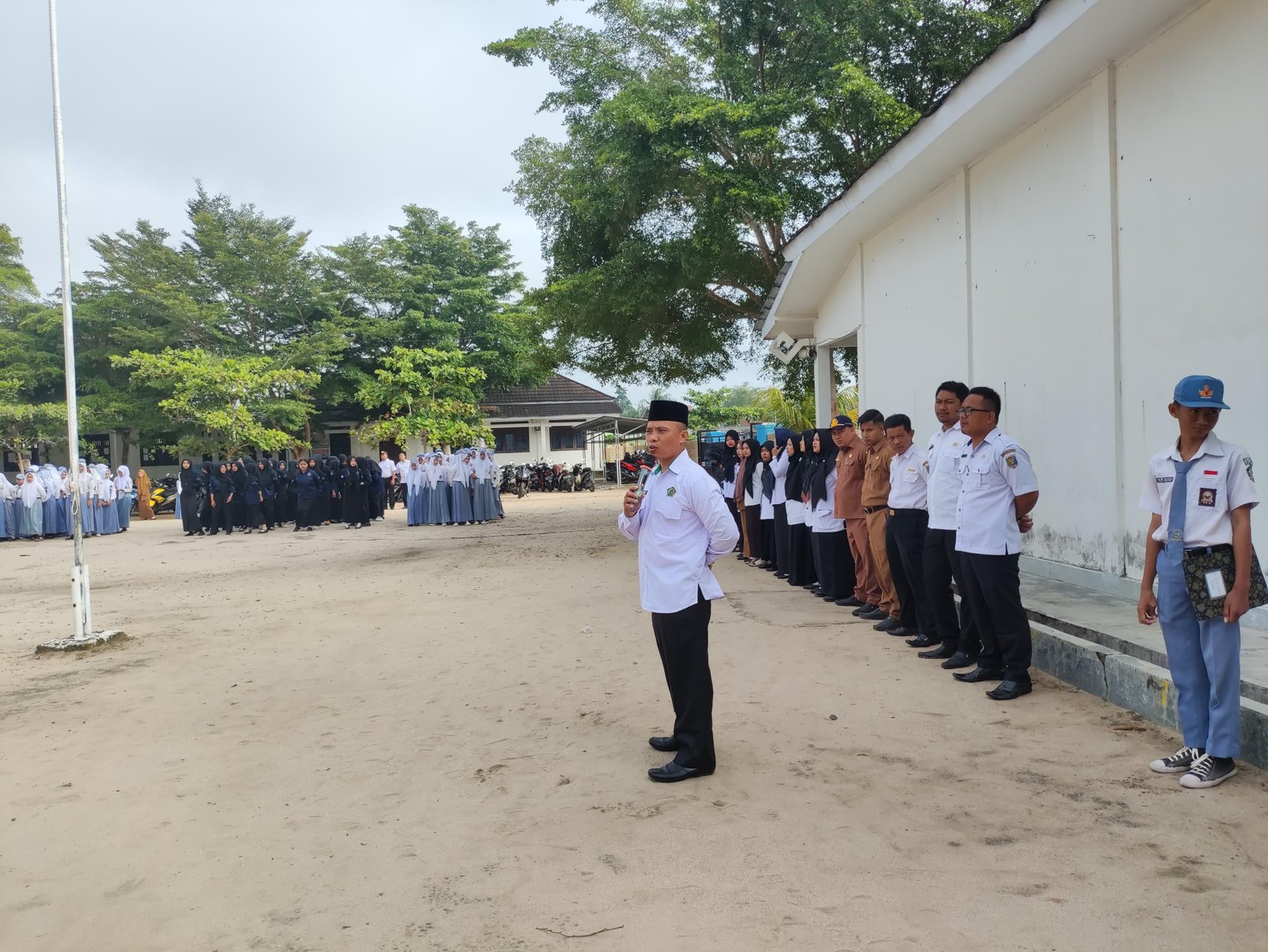 Penghulu KUA Jadi Pembina Upacara: Suarakan Bahaya Nikah Dini dan Judi Online di Hadapan Pelajar