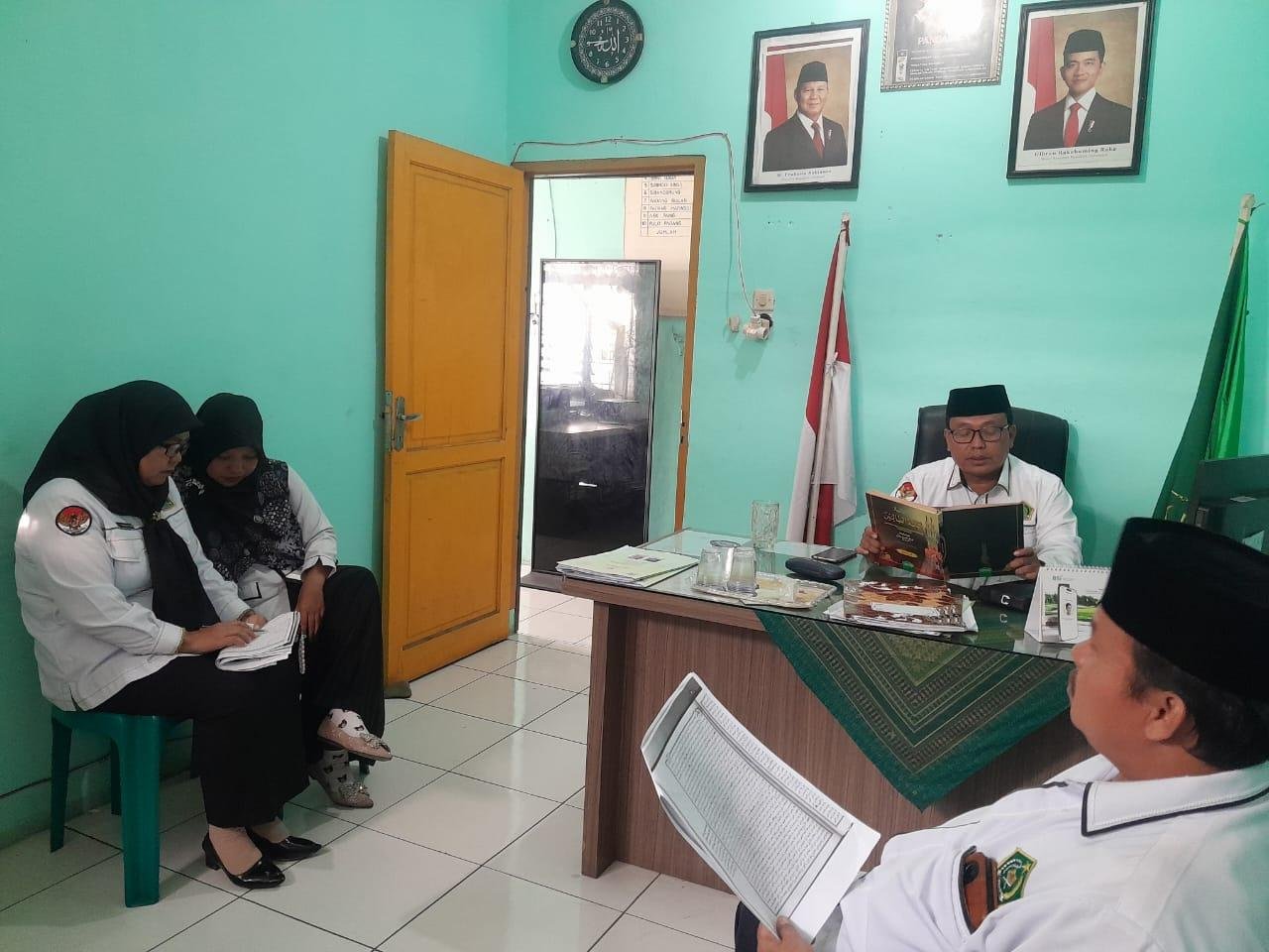 Kepala KUA Rantau Utara Kab. Labuhanbatu, H. Darman, S. Ag, MA bersama penghulu dan penyuluh melaksanakan muzakarah baca kitab