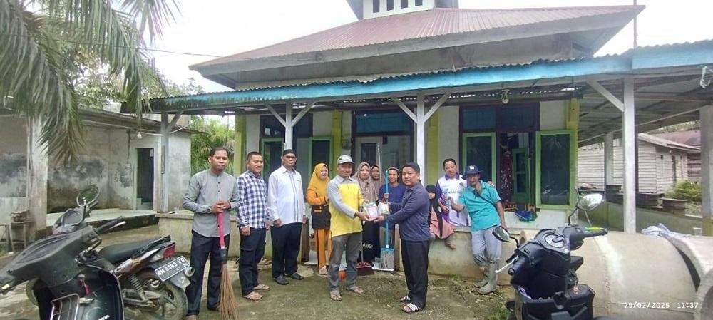 KUA Kuala Cenaku Gelar Bhakti Sosial dan Wakaf Al-Qur’an Sambut Ramadhan