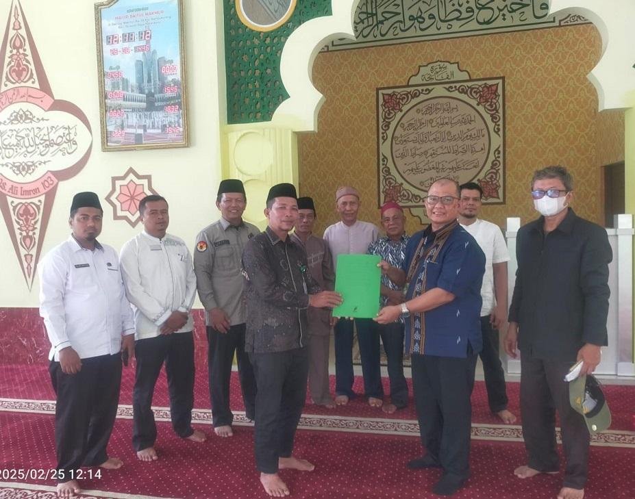 Penandatanganan dan Penyerahan AIW oleh KUA Tenayan Raya