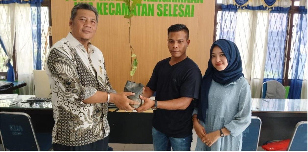 Kepala KUA Kecamatan Selesai Serahkan Bibit Matoa