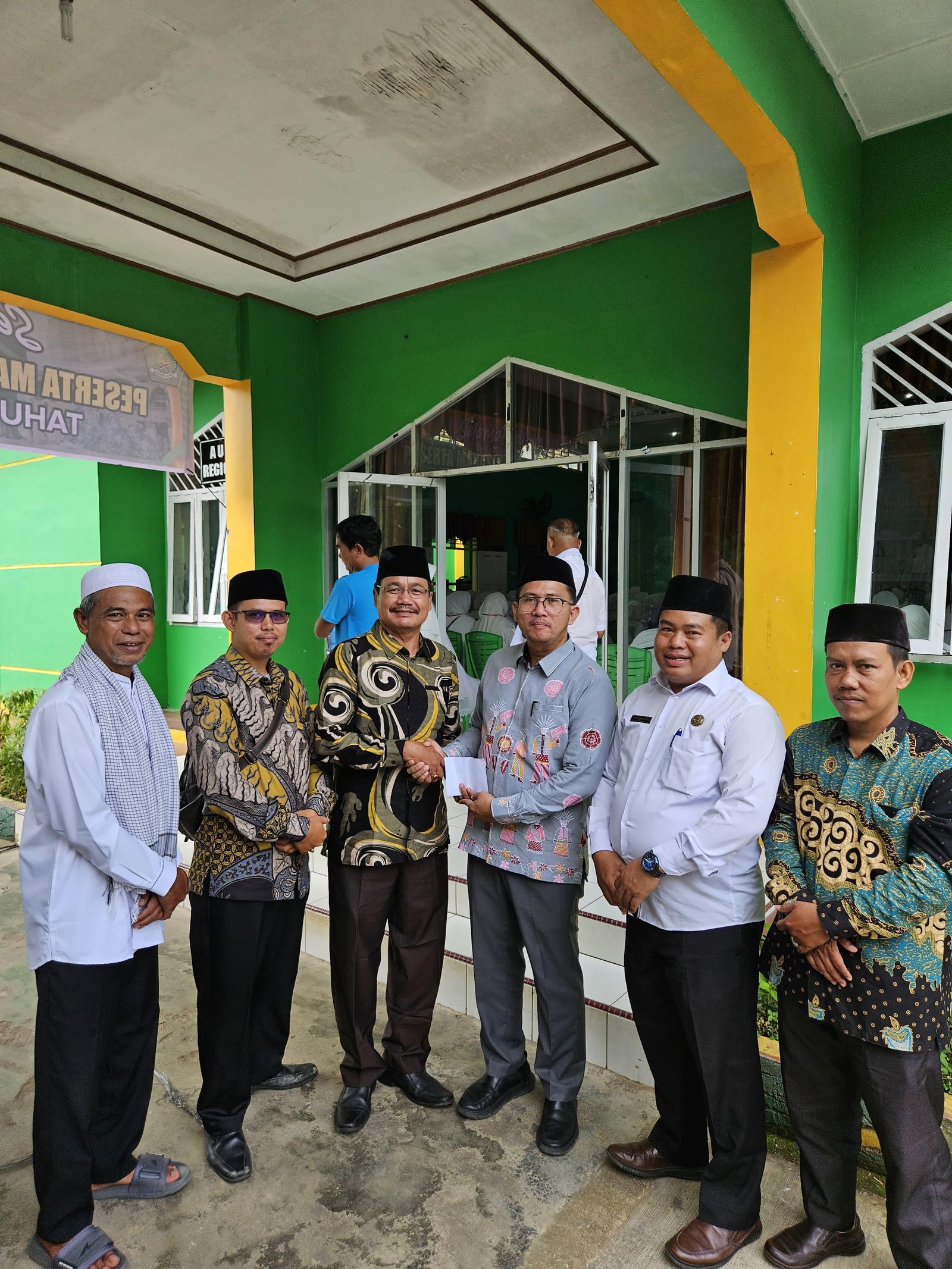Solidaritas di Tengah Bencana: Kepala KUA Serahkan Bantuan Korban Banjir kepada Honorer Kemenag di Kota Padangsidimpuan.