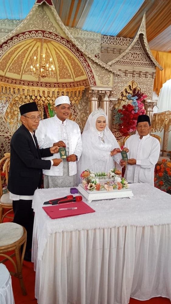 Penghulu Muda KUA Payung Sekaki Menghadiri dan Mencatat Pelaksanaan Akad Nikah Teguh dan Danella